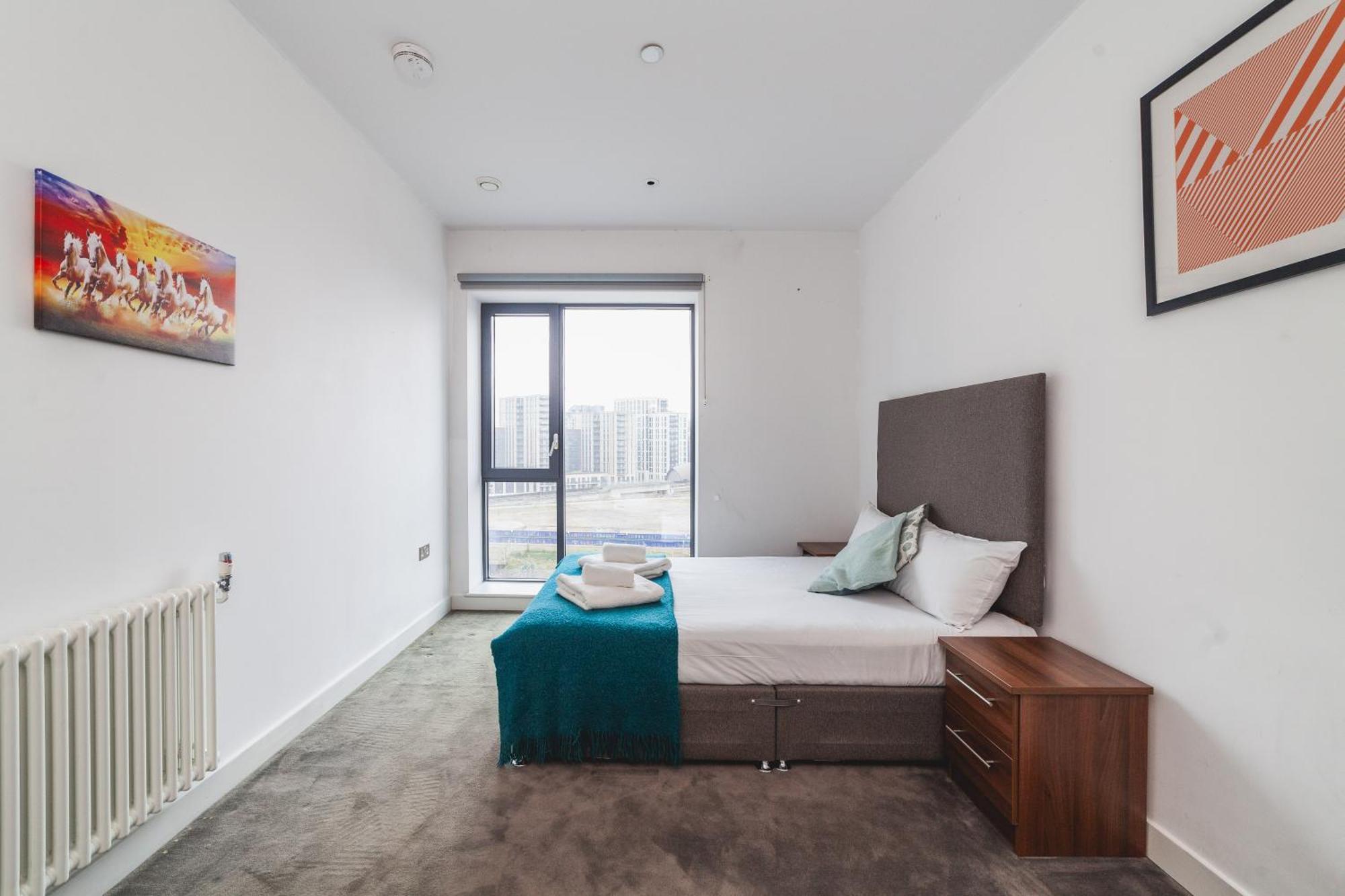 Spacious & Serene 3-br Retreat Near Canary Wharf